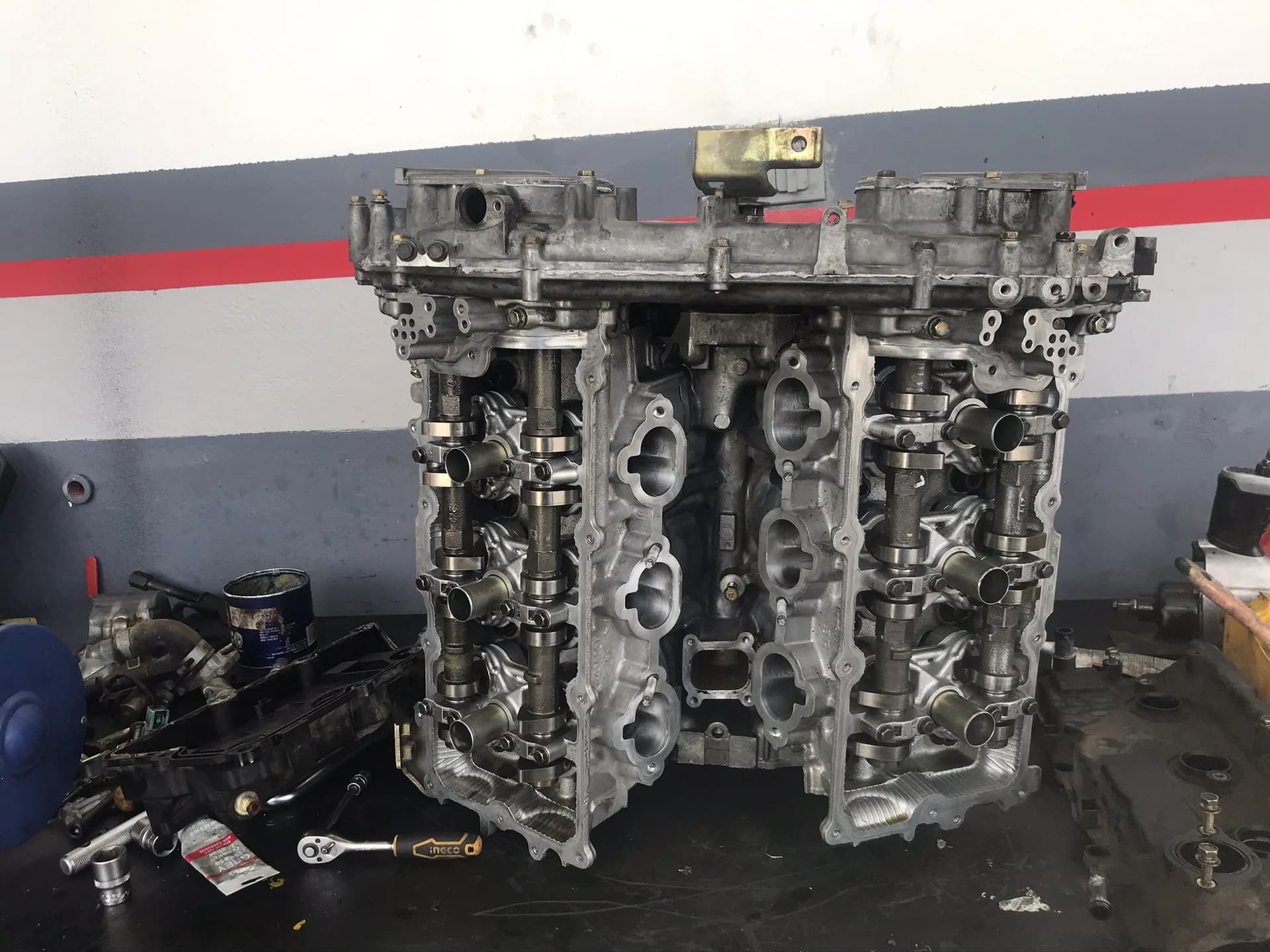 Motor desarmado en banco