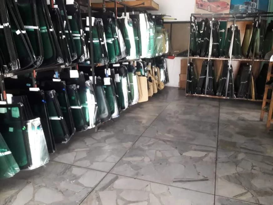 Racks de parabrisas listos para instalación