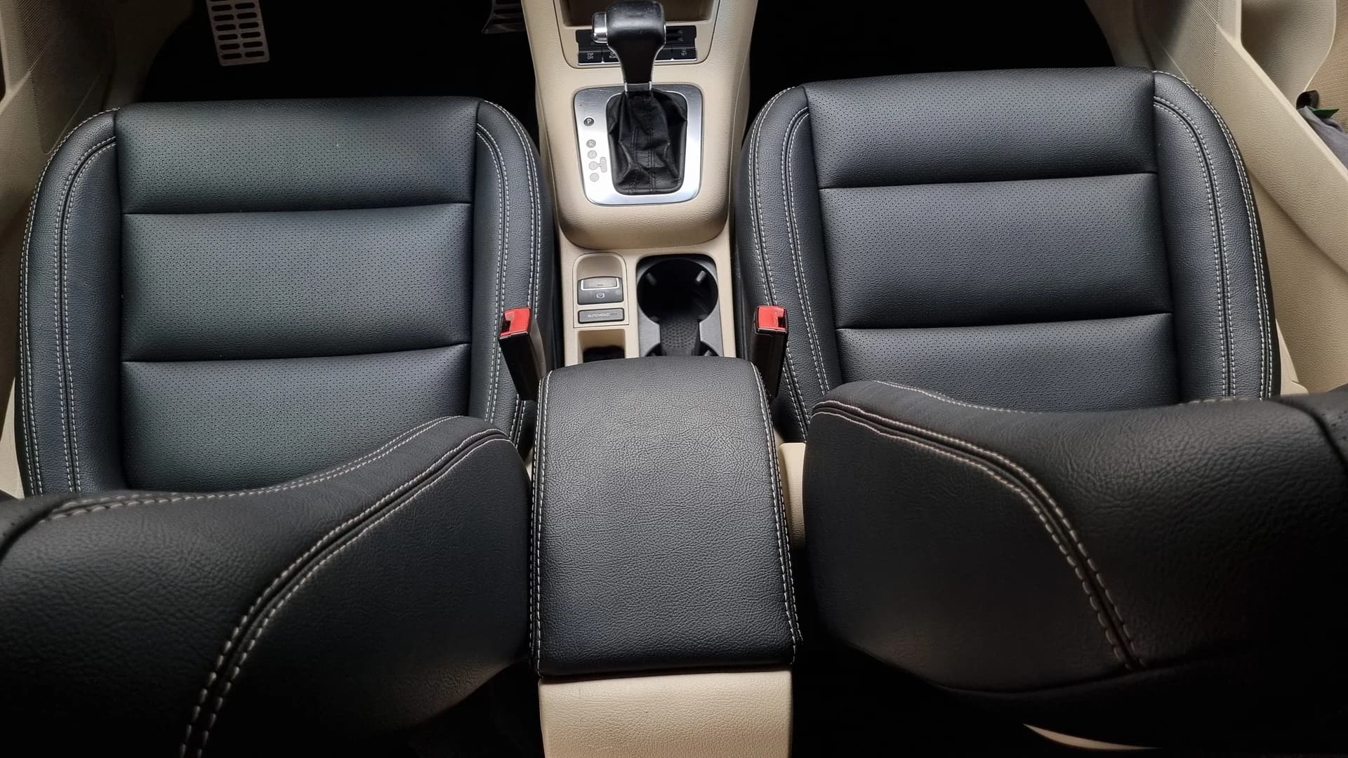 Interior tapizado en cuero con costura
