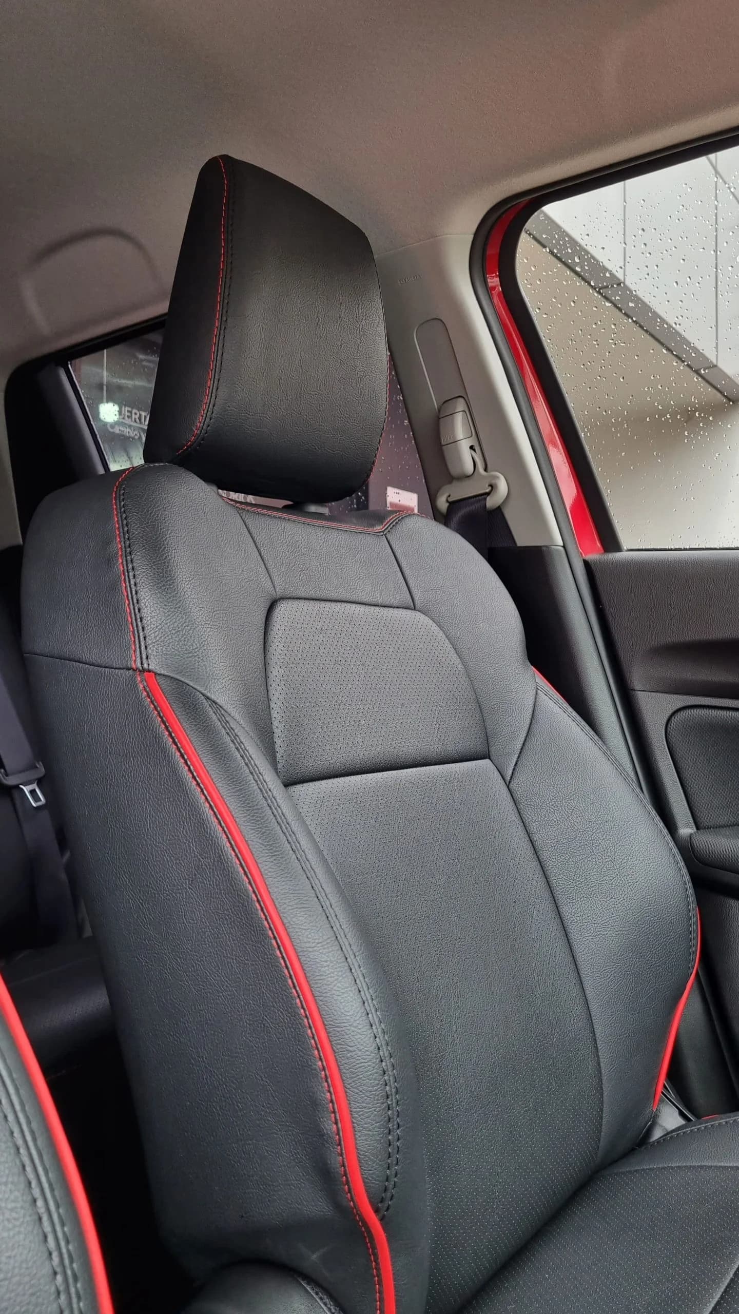 Asiento en cuero con vivo rojo