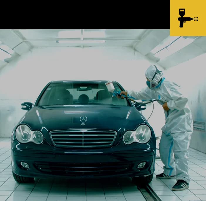 Mercedes en cabina de pintura